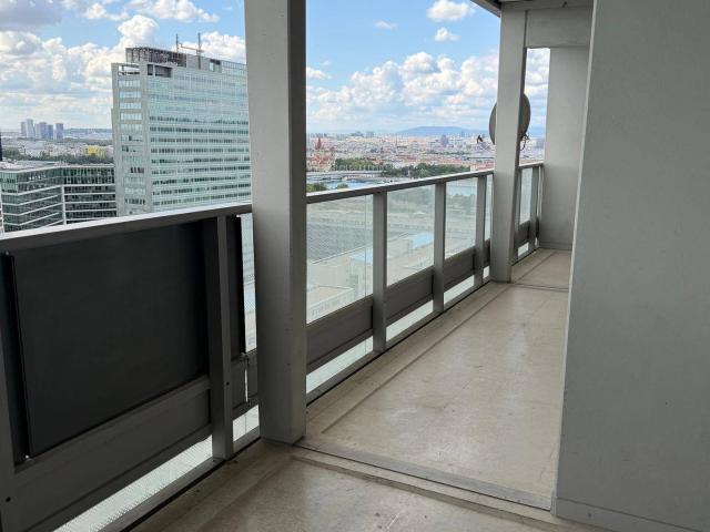 Panoramablick trifft Wohnkomfort: 2,5 Zimmer Neubau mit Loggia im 21. OG | Panoramic Views Meet Modern Comfort: 2.5 Room Apartment with Loggia on the 21st Floor