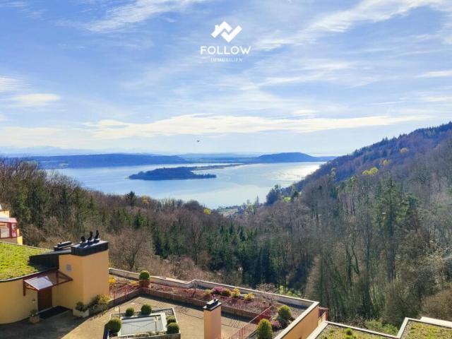 Panoramablick über den Bielersee: Modernisierte Attika Traumwohnung in Twann