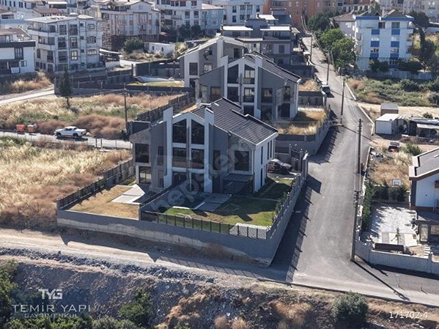 ÖNÜ KAPANMAZ DENİZ VE KÖPRÜ MANZARALI SATILIK 5+1 TRIPLEKS VİLLA