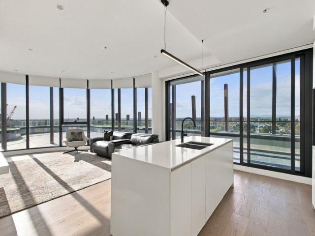 Panoramic City Views in the Heart of Ivanhoe
