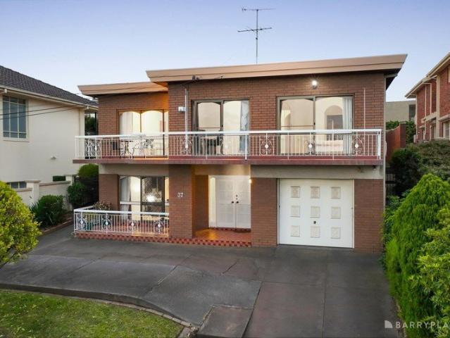 Panoramic City Views in Prestigious Yarraleen Estate