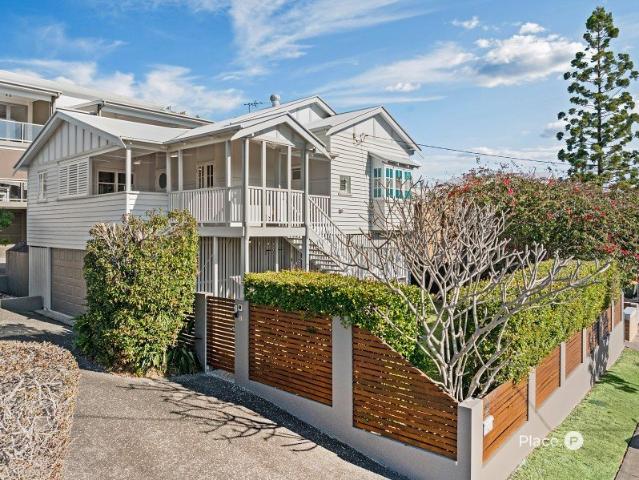 Panoramic City Views, Queenslander Charm & Unrivalled Convenience