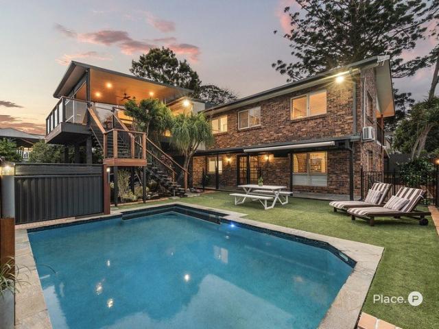 Panoramic City Views, Resort Style Entertaining & Family Living