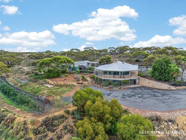 Panoramic and economically considered lifestyle property!