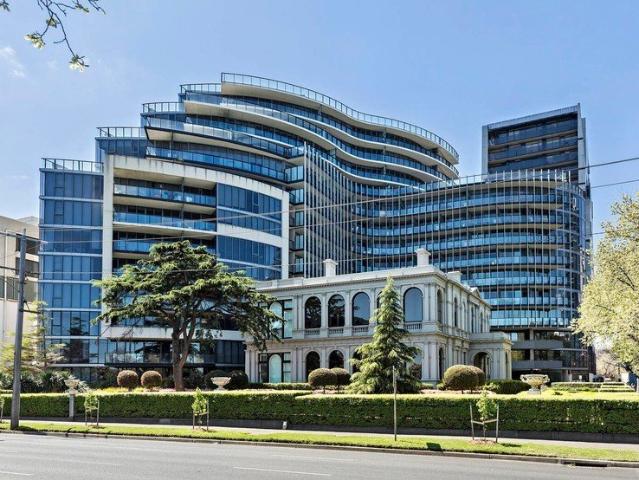 PANORAMIC ALBERT PARK LAKE & BAY VIEWS IN GROSVENOR ON QUEENS