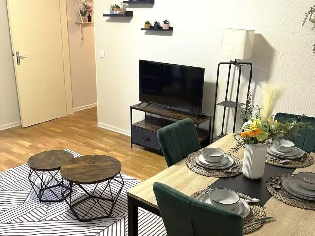Panoramic apartment near the train station, Pompidou Center, and Arènes