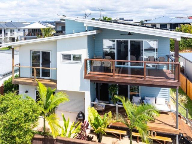 PANORAMIC BAY VIEWS ARCHITECTURALLY DESIGNED HOME