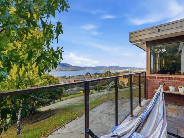 Panoramic Derwent Estuary Vistas â A Rare Rosetta Sanctuary on 1,975mÂ²