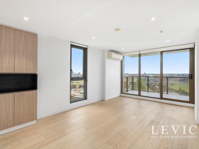 Panoramic Flemington Racecourse Views with Resort Style Living