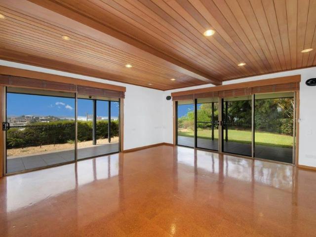 PANORAMIC HARBOUR VIEWS & LAGOON POOL – SPACIOUS 4 BEDROOM FAMILY HOME