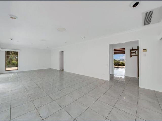 Large 4 Bedroom 3 Bathroom Home with Pool