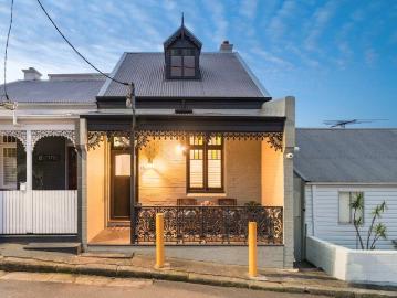 Panoramic Harbour, Bridge and City Views from a Timeless Balmain Retreat