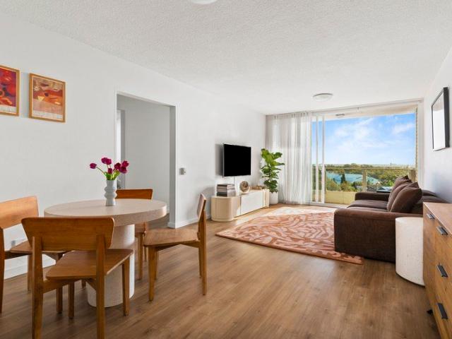 House Sized Coastal Residence with Panoramic Ocean, Bay & Park Views | 122.4sqm on Title