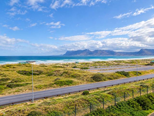 Panoramic Ocean Views & Easy Lock Up and Go Living — R12,000 pm