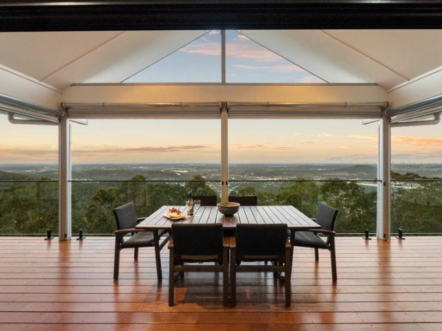 Panoramic ocean views meet the peace and privacy of the hinterland