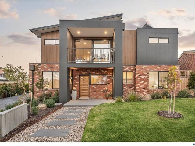 Panoramic Ocean Views Meet Luxury Living in a Private Old Torquay Court Retreat