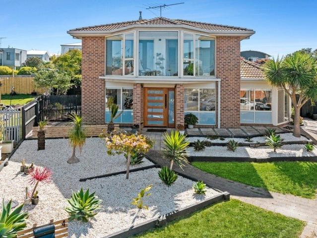 PANORAMIC OCEAN VIEWS & RELAXED COASTAL LIVING