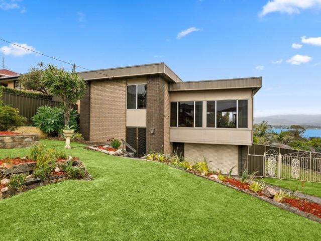 Panoramic Lake Views, Family Space & Endless Potential