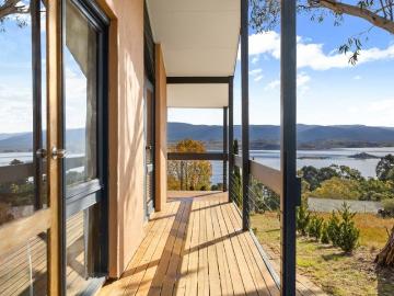 Panoramic Lake Jindabyne & Snowy Mountain Views from a Spacious Family Retreat