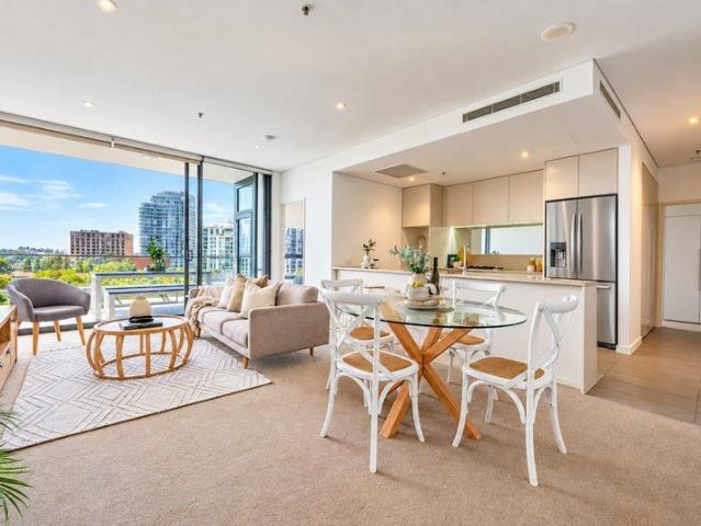 PANORAMIC NORTH FACING VIEWS | LUXURY LIVING