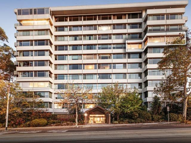 Panoramic Skyline Views in Prestigious Barridene