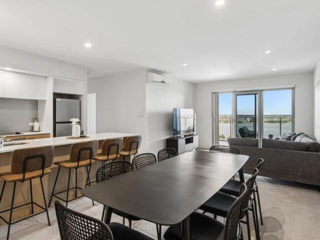 PANORAMIC SWAN RIVER VIEWS & RESORT STYLE LIVING