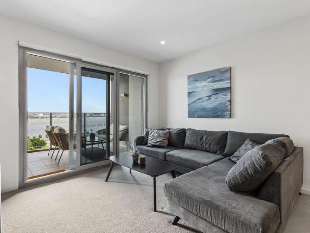 PANORAMIC SWAN RIVER VIEWS & RESORT STYLE LIVING
