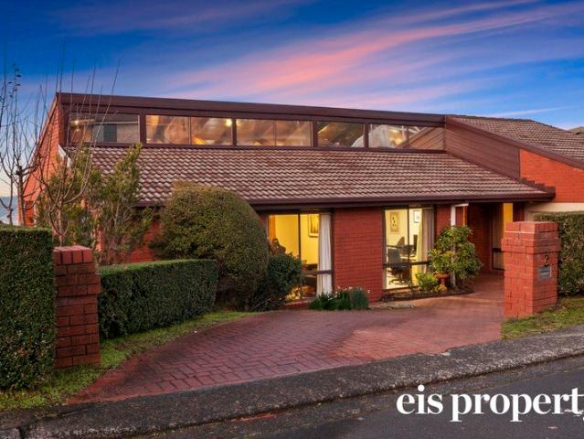 Panoramic River Views And Spacious Family Living