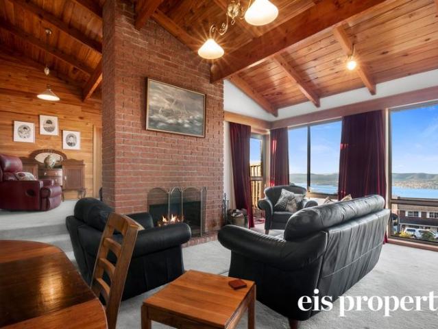 Panoramic River Views And Spacious Family Living