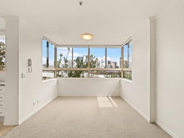 PANORAMIC RIVER VIEWS IN AN EXTRAORDINARY LOCATION