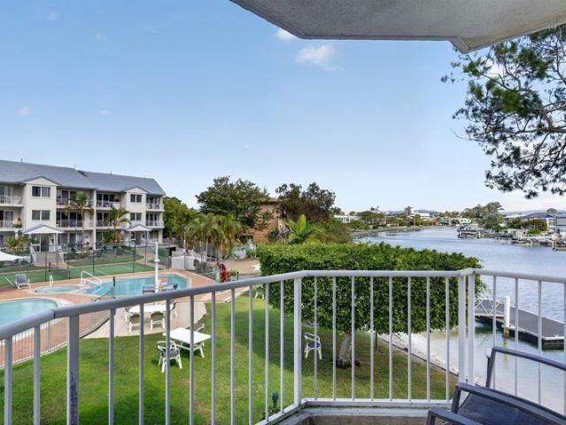 PANORAMIC WATERFRONT. THREE BEDROOMS. ACT FAST, THIS IS IRREPLACEABLE!
