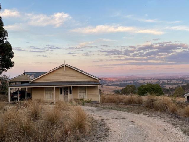 Panoramic Views and an Idyllic Country Lifestyle