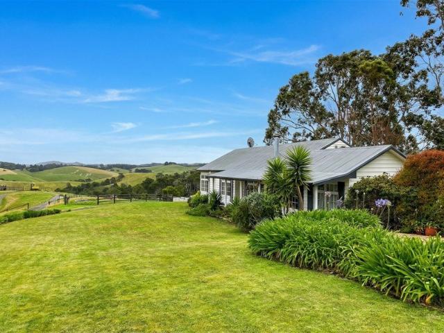 Panoramic Views and Country Charm at 'Findlatree Cottage'