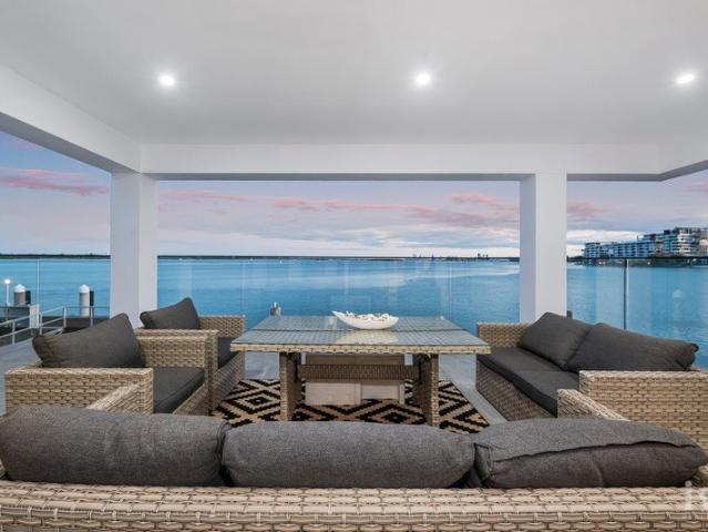 Panoramic Views and Exquisite Absolute Broadwater Frontage