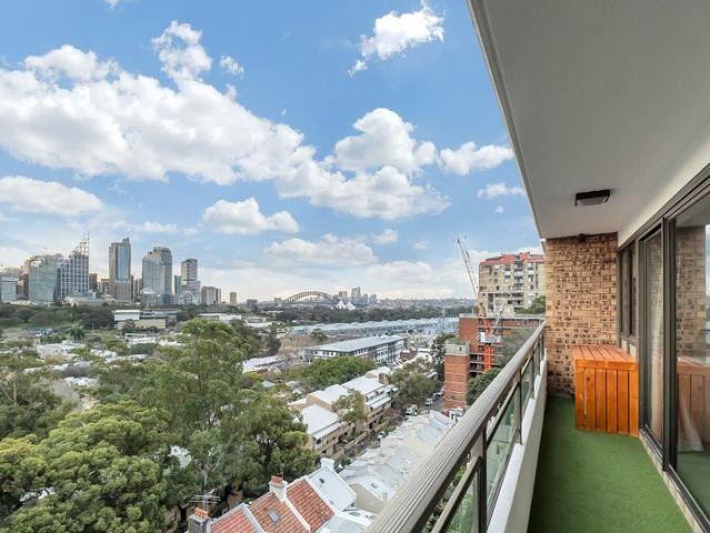 Panoramic views and parking on separate title