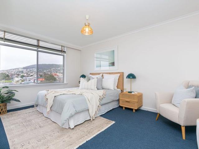 Panoramic Views Apartment Walk to UTAS