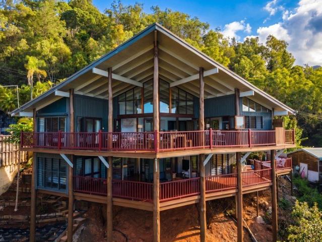 PANORAMIC VIEWS, DUAL OCCUPANCY, STUNNING POLE HOME