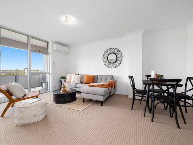 Panoramic views from a prized Highgate Hill position