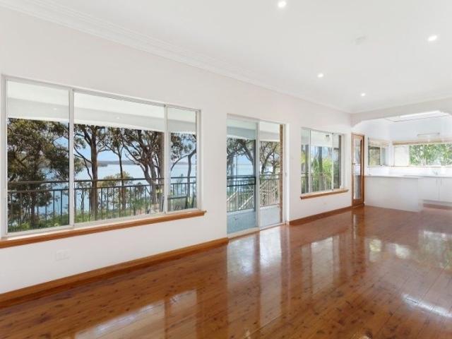 PANORAMIC VIEWS OF LAKE MACQUARIE