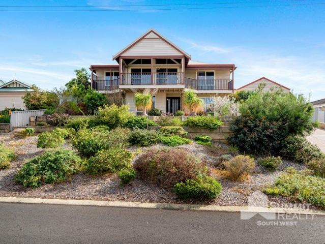 PANORAMIC VIEWS & SOPHISTICATED COASTAL LIVING