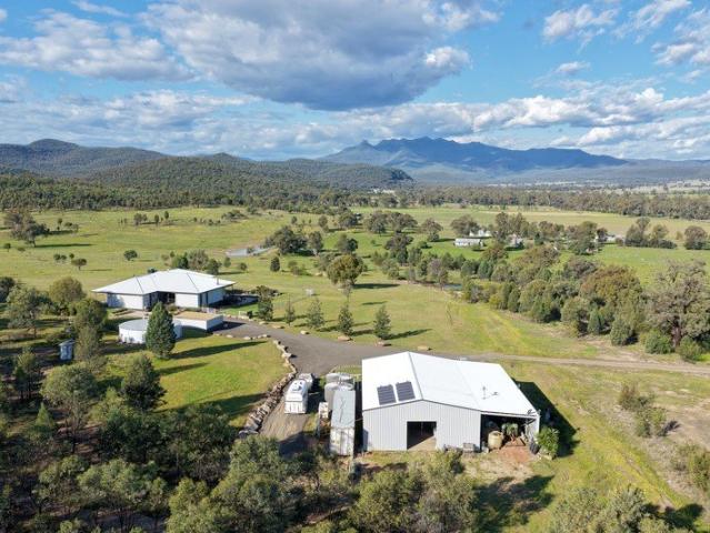 Panoramic Views with Modern Open Plan Living