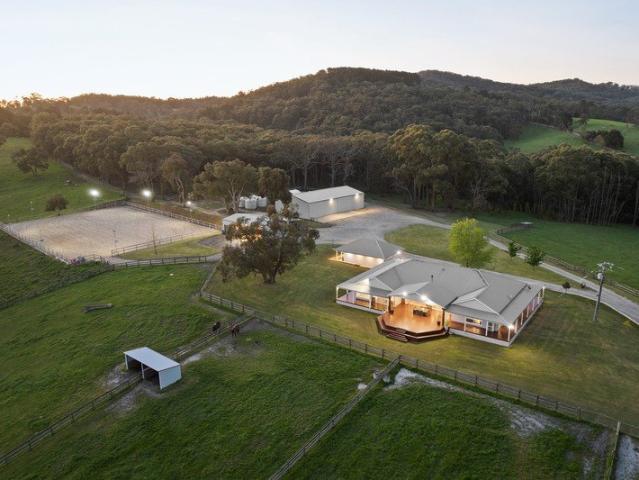 PANORAMIC VIEWS, TOTAL PRIVACY AND EXPANSIVE COUNTRY LIFESTYLE