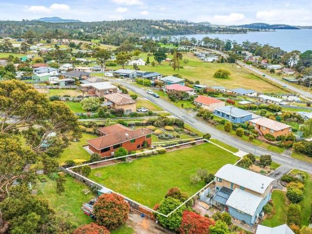 Panoramic views to Maria Island