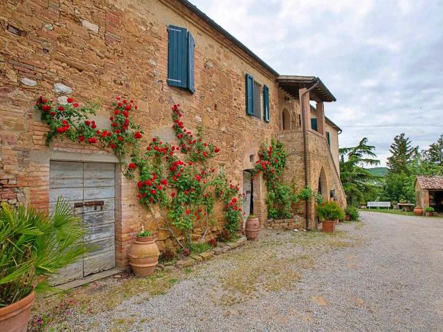 PANORAMICA DELL'IMMOBILE E POSIZIONE 600m² Montalcino