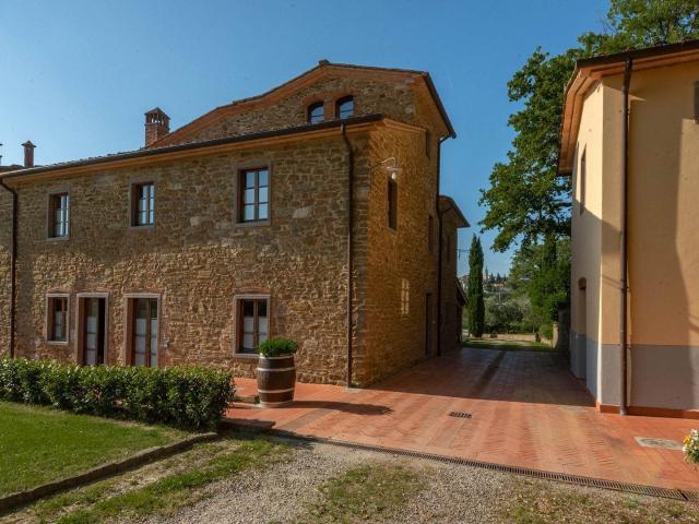 Panoramica Dell'immobile E POSIZIONE 615m² Bucine