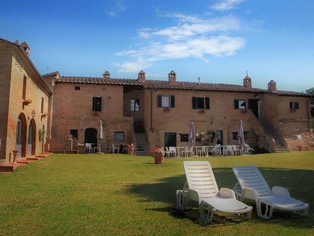 Panoramica Dell'immobile E Posizione 650m² Siena