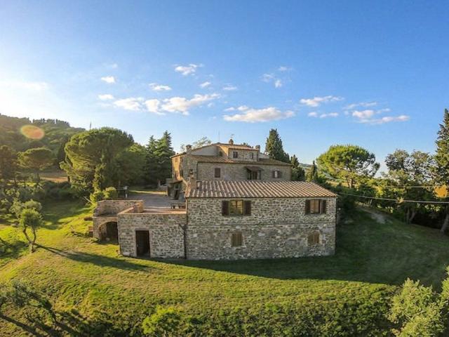 PANORAMICA DELL'IMMOBILE E POSIZIONE 725m² Montecatini Val di Cecina