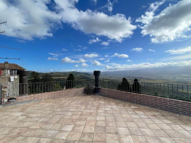PANORAMICA DELL'IMMOBILE E POSIZIONE 130m² Montalcino