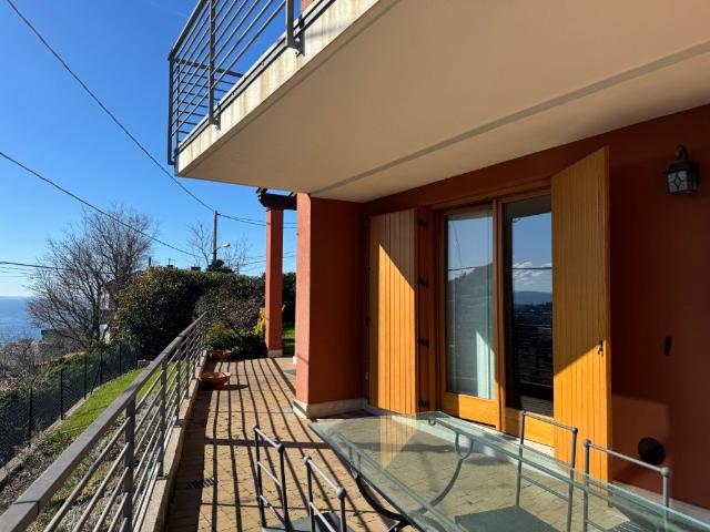 Panoramica villa accostata con giardino e garage