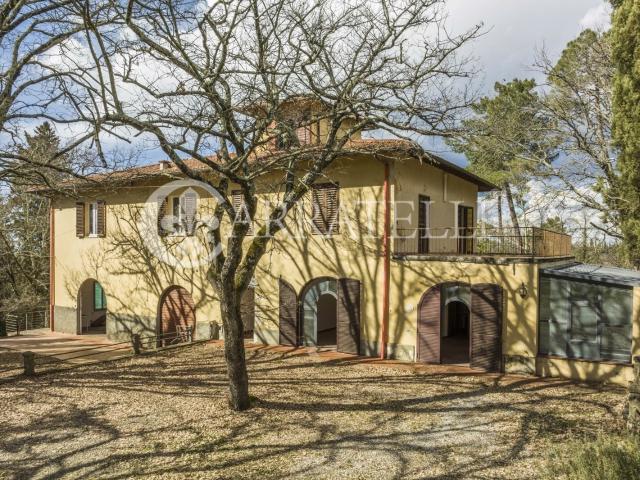 Panoramica villa indipendente di 585 mq circondata da circa. 585m² San Casciano in Val di Pesa